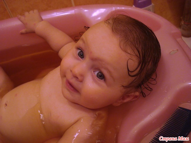Купаться при простуде. Девочка купается в ванной. Мама купается в ванной при сыне. Ванна с чередой мемы. Можно купать ребенка при насморке.
