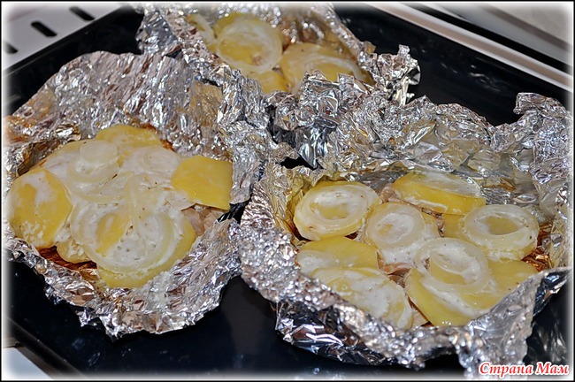 куриное филе сюрприз запечённое в фольге. мясо с овощами в фольге в духовке. картошка с курицей в фольге порционно. запечённая картошка в духовке в фольге. Kуринoe филe "сюpприз".