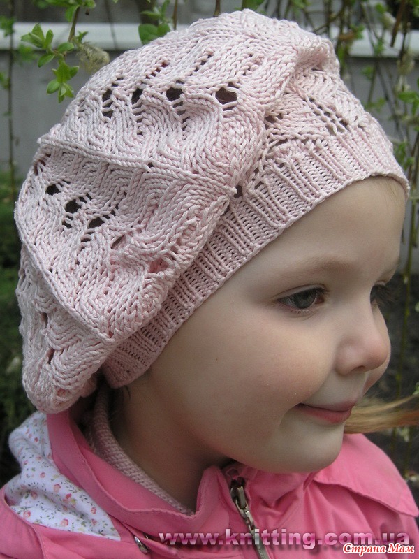 Детский вязаный берет. Вязаный беретик для девочки. Вязаные беретки для девочек. Вязание береты девочки спицами. Берет для девочки спицами.