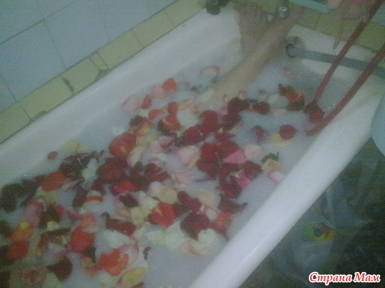 Ванна с лепестками роз, и что еще не стоит делать 8 марта