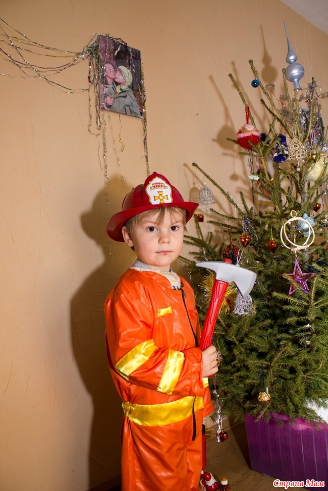 Детский красный костюм пожарного