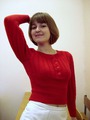 Красный пуловер, пуговицы на груди