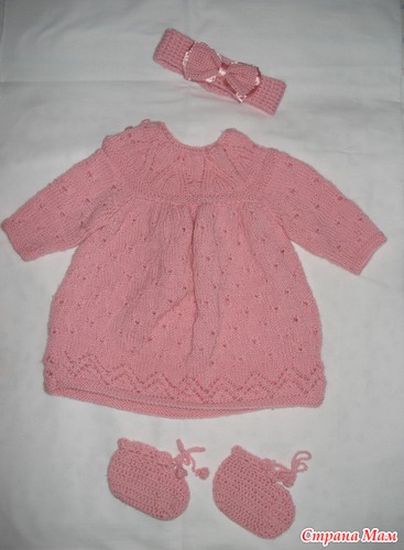 Розовое шерстяное платье, повязка с бантиком, пинетки
