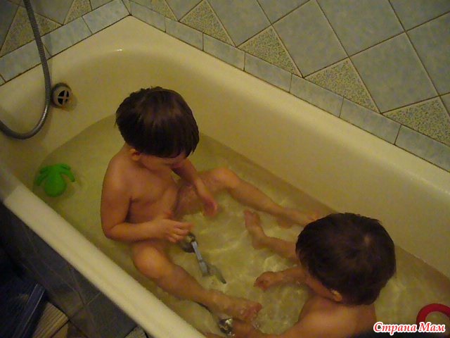 Мама в ванной рассказ. Мамочки в ванной с мальчиками. Мамуля в ванне с сыночком. Мама в ванной.