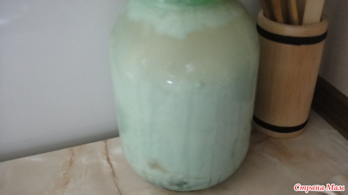 Прокисшее молоко можно использовать. Прокисшее молоко. Молоко прокисло зеленого увньа. Молоко прокисает и образуется наверху белое.