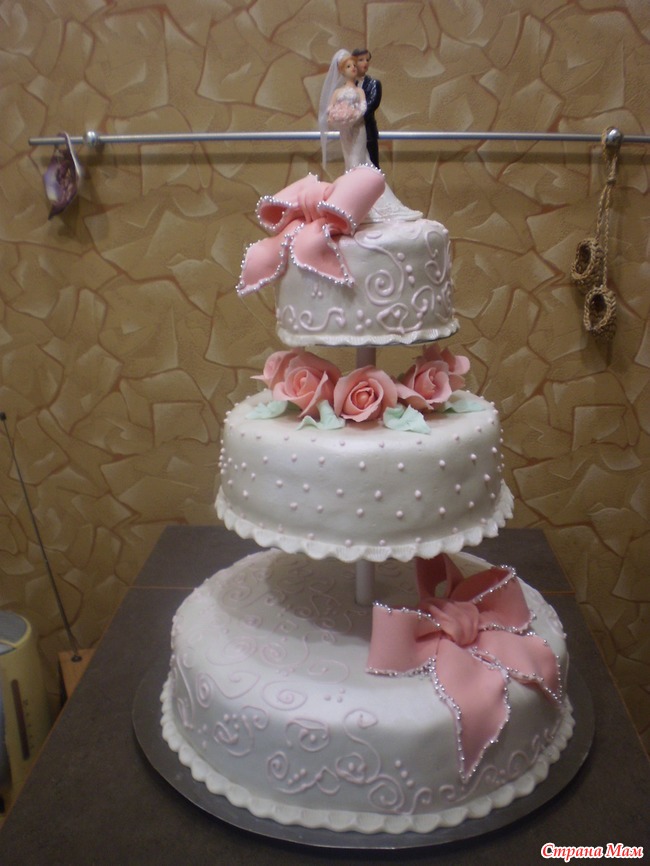 Торт 12 кг. Свадебный торт на подставке. Свадебный торт двухъярусный на подставке. Торт свадебный трехъярусный на подставке. Свадебный торт на подставке 3 яруса.