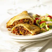 Слоеные пирожки с мясом и помидорами