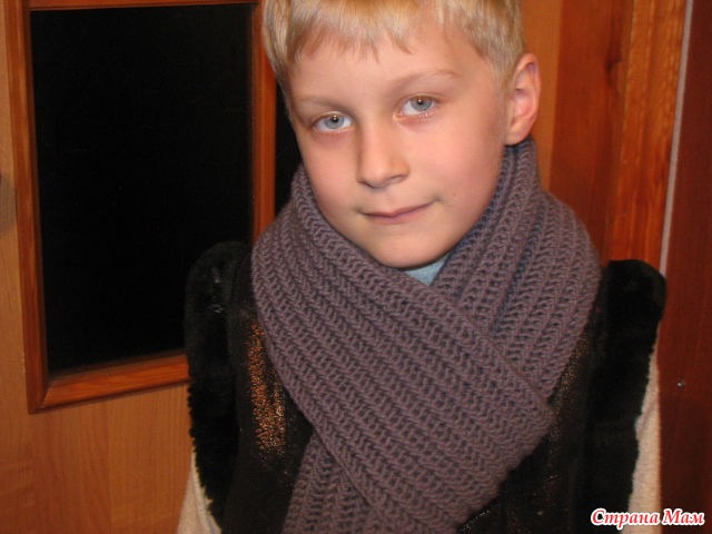Мальчик в шарфе