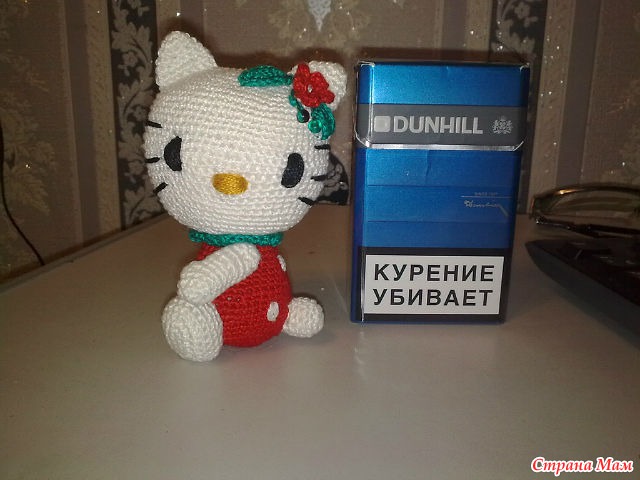 Хеллоу Китти в образе клубнички