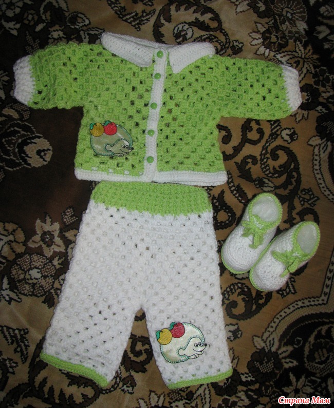 Костюмчик 6 месяцев. Детский вязаный костюмчик. Вязаные костюмчики для малышей. Вязаные костюмчики для младенцев. Детские костюмы крючком.