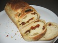Хлеб с вяляными помидорами, базиликом и оливками.