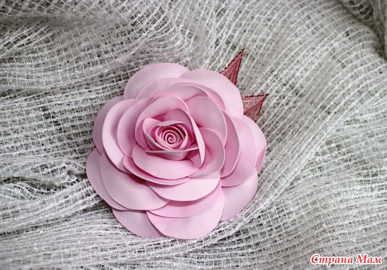 Розовая роза на брошке