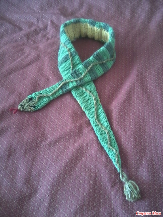 Шарф змея. Змеиный шарфик. Змея шарф вязаная. Шарф связанный с змейкой.