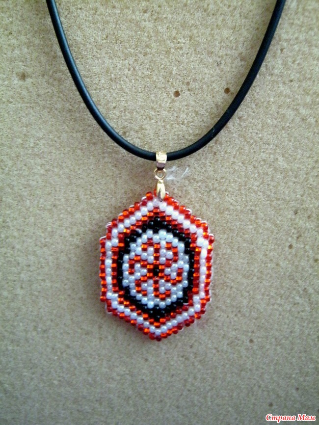 Оберег из бисера. Амулеты обереги из бисера. Уичольские украшения из бисера. Квадратный кулон из бисера. Обереги бисером.