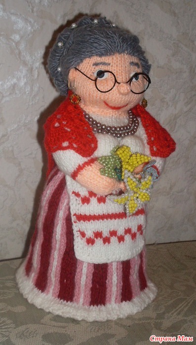 Бабушка связала шарф. Вязаный подарок бабушке. Вязаная бабка. Вязаные старушки крючком. Кукла старушка.