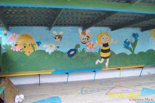 Рисунки на полу веранды в детском саду