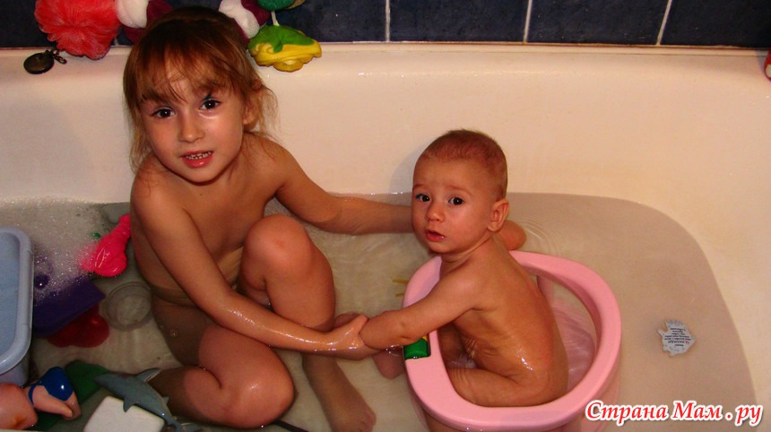 Сестра моет маленькую сестру. Совместное купание разнополых. Сестра купается. Девочка купается в ванной. Дочка купается в ванной.