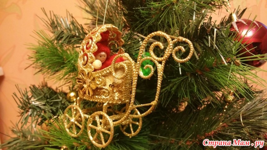 вязаная ёлочка с пуговками. оберег на елку. елочка амулет. необычные елочные игрушки. куклы из джута.