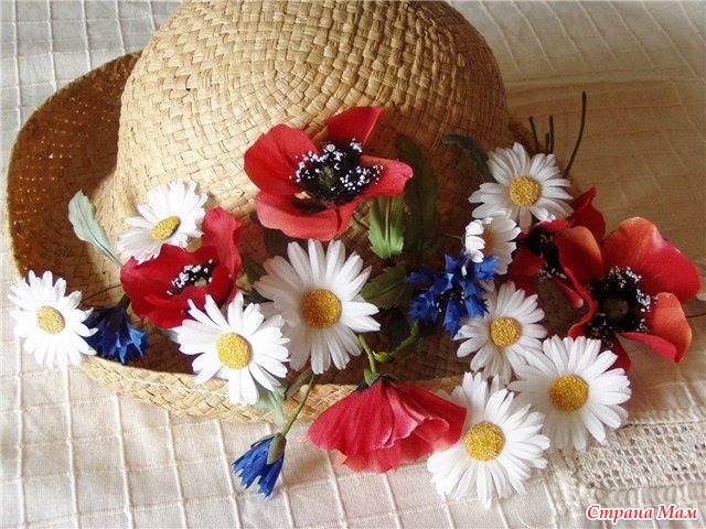 В большой соломенной шляпе расписанной чудесными цветами. Шляпа цветок. Украсить шляпу своими руками. Ромашки и соломенная шляпа. Соломенная шляпа.