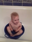 Малышка любит купаться не только в ванночке, но и в тазике!