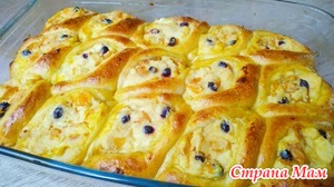 Пуховые пирожки с творогом, абрикосами и черной смородиной